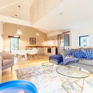  Apartment The Cliffside Chalet - Modern 3bdr Riverside United Kingdom